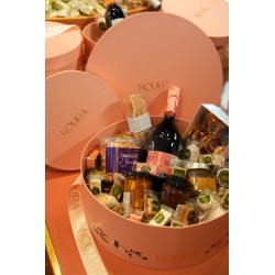 Coffret Noura Champagne Ruinart Brut, détail nougats et barazek dans le coffret