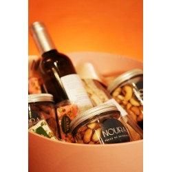 Coffret medium Noura vin et spécialités, détail fruits secs et nougats libanais