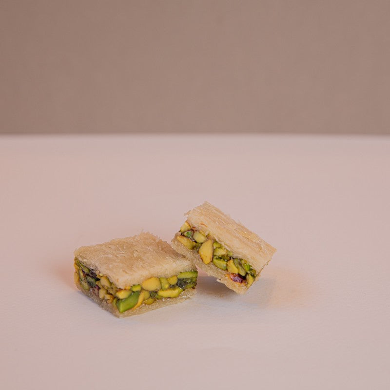 Assortiment baklawas Noura, variétés aux noix cajou et pistaches sur plateau
