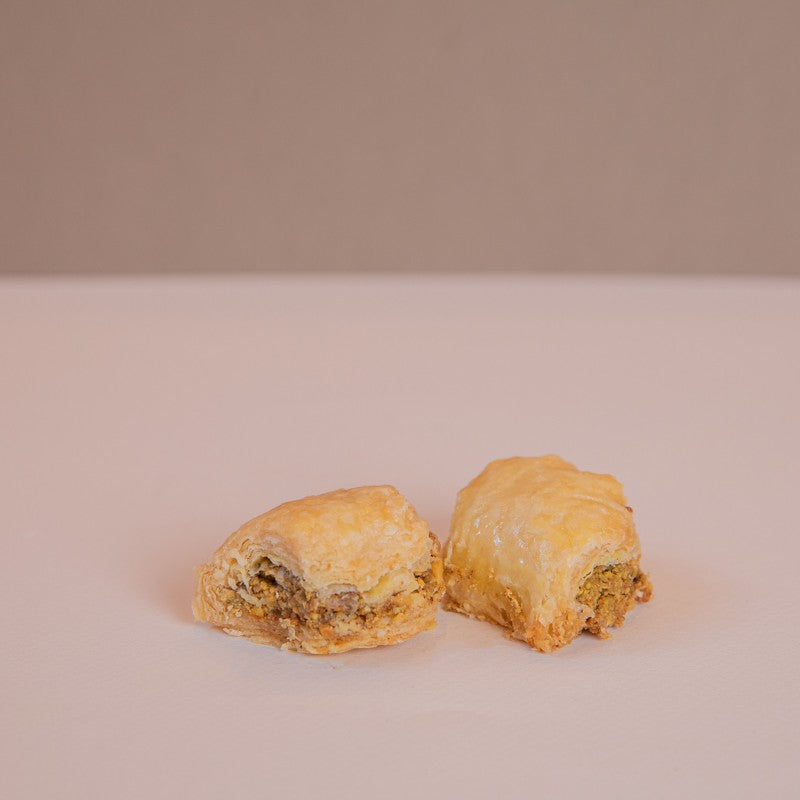 Baklawas Noura, gros plan sur la dorure croustillante et le fourrage pistache