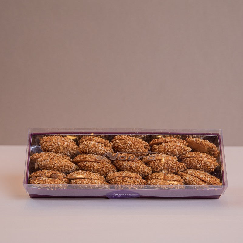 Boîte de biscuits Barazek Noura au sésame doré et pistaches, pâtisserie orientale
