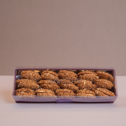 Boîte de biscuits Barazek Noura au sésame doré et pistaches, pâtisserie orientale